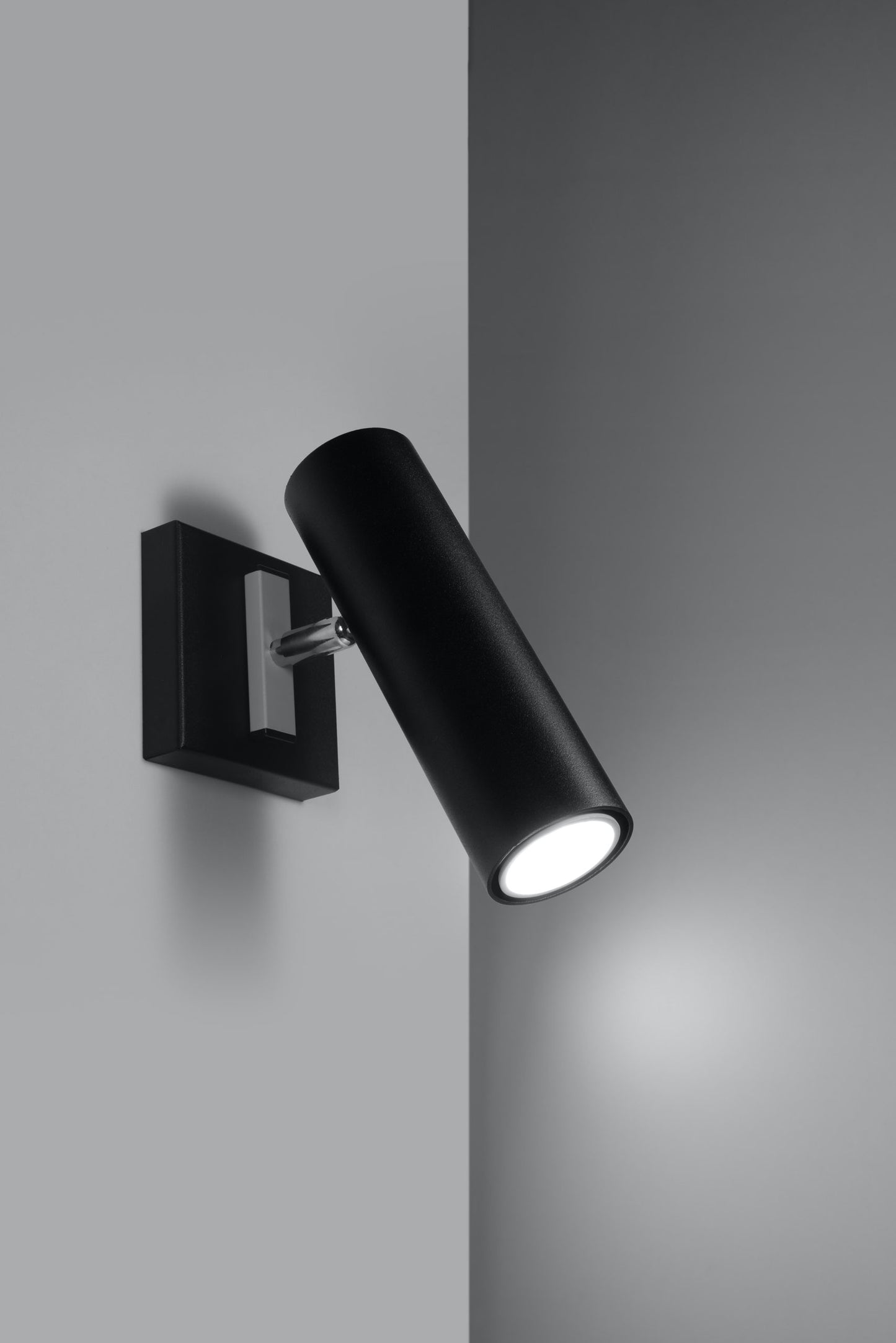Wall lamp DIREZIONE black