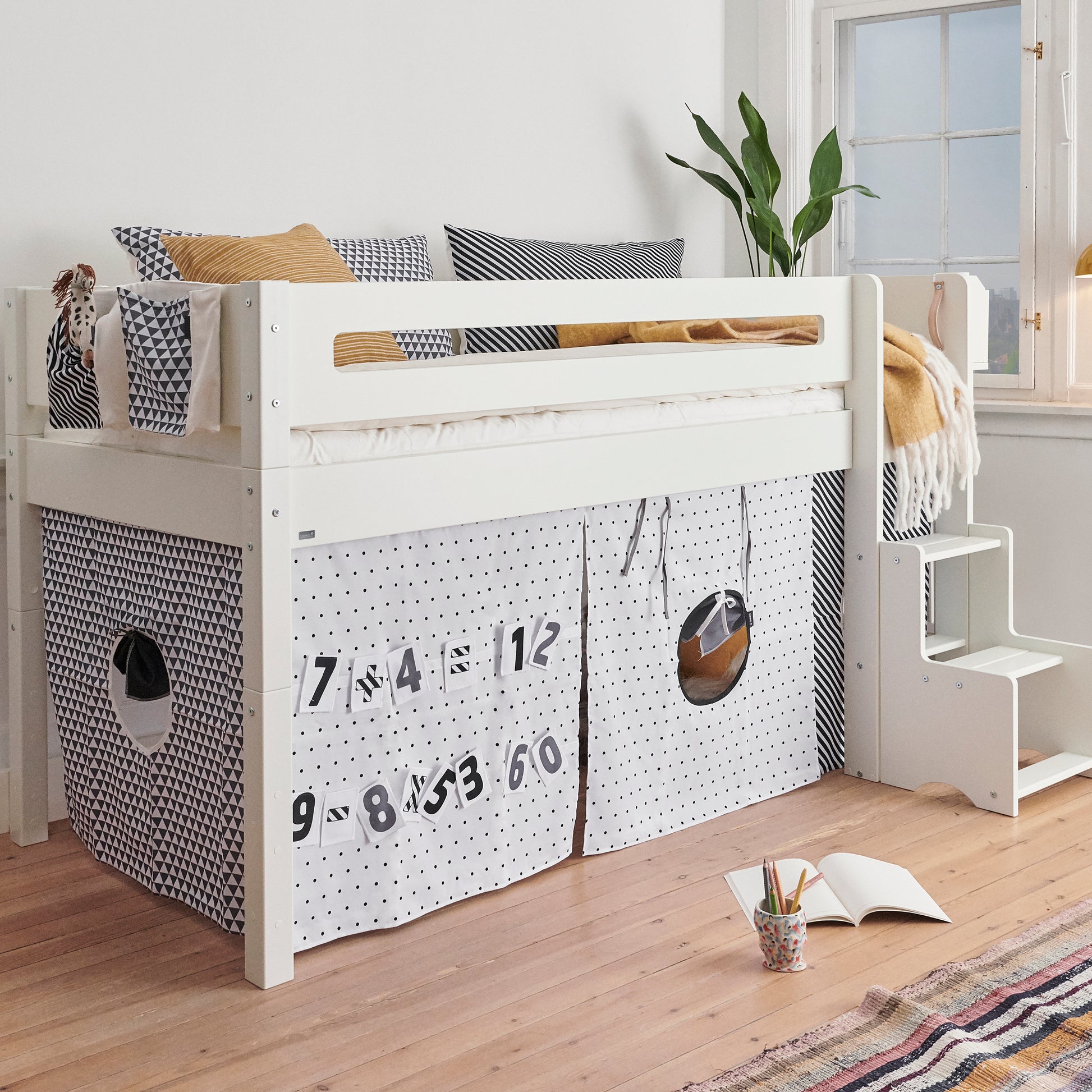 Manis-h  Play Interactive Educational Numbers Play Curtain