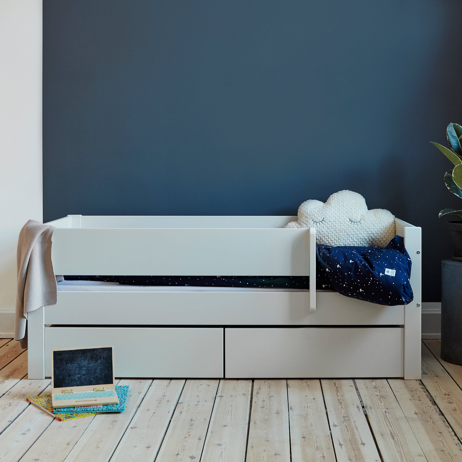 Huxie  White Day Bed with Safety Rail in White